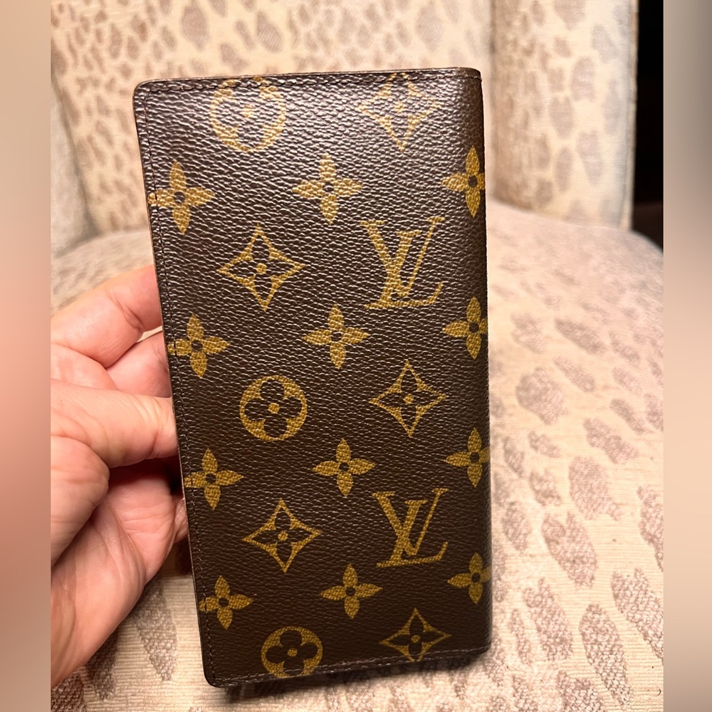 Louis Vuitton credit card & cash wallet